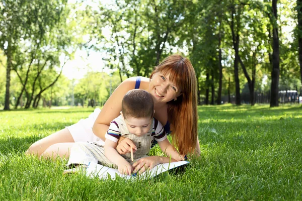 在公园的小儿子与母亲 — 图库照片