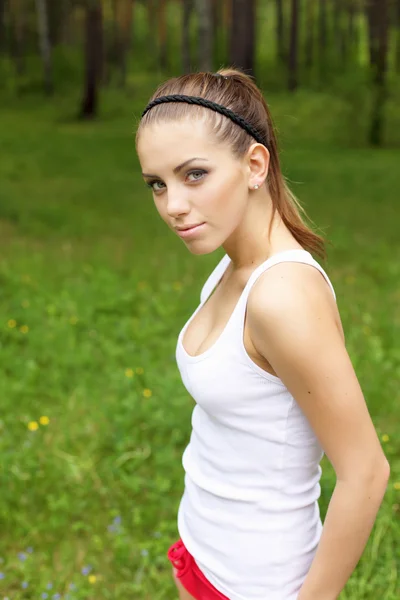 Jovem mulher fazendo esporte ao ar livre — Fotografia de Stock
