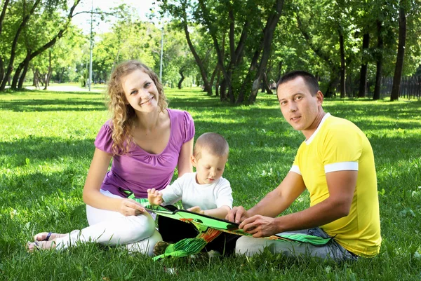 Föräldrar i parken sommaren — Stockfoto