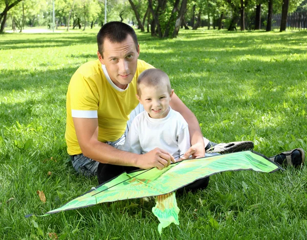 Vader met zijn zoon in het park — Stockfoto