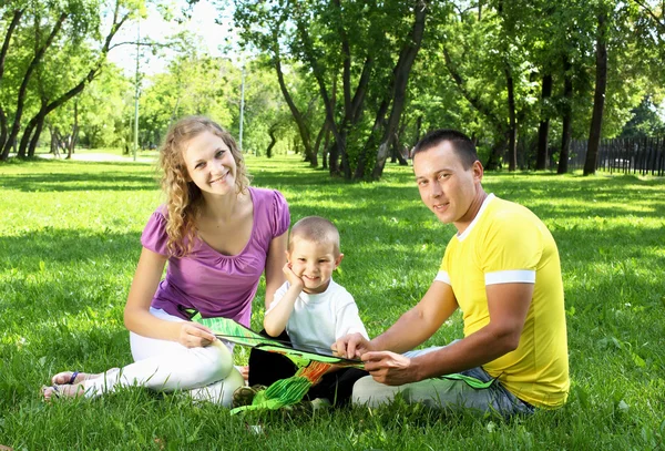 Rodiče v letním parku — Stock fotografie