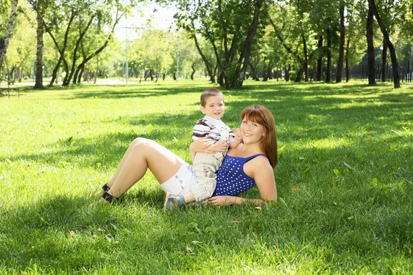 공원에서 작은 아들 가진 어머니 — 스톡 사진