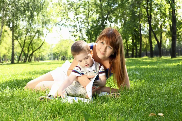Mãe com filho pequeno no parque — Fotografia de Stock