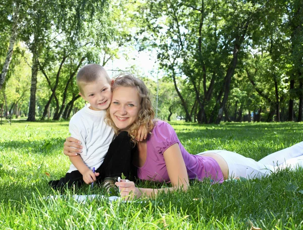 Мати з маленьким сином у парку — стокове фото
