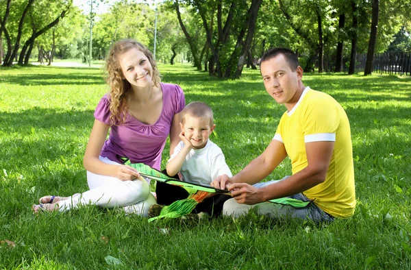 Parents in the summer park — Stock Photo, Image