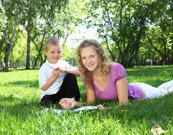 Мать с маленьким сыном в парке — стоковое фото