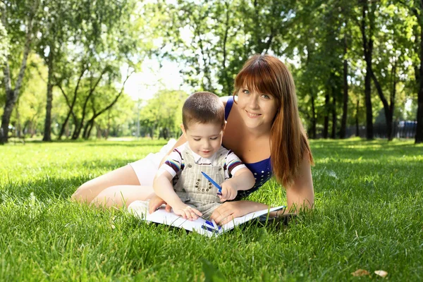 Мать с маленьким сыном в парке — стоковое фото