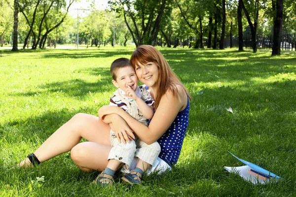 Mor med lille son i parken — Stockfoto