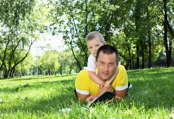 Apa és fia, a parkban — Stock Fotó