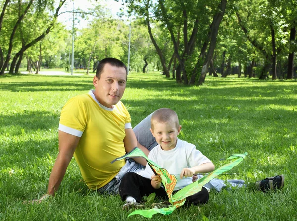 Ojciec z synem w parku — Zdjęcie stockowe