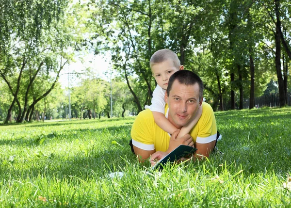 Padre con su hijo en el parque —  Fotos de Stock