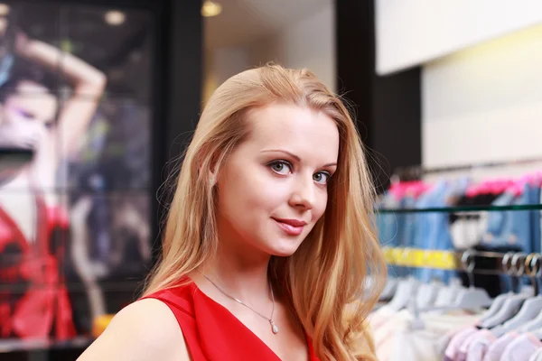 Красива молода дівчина в магазині — стокове фото