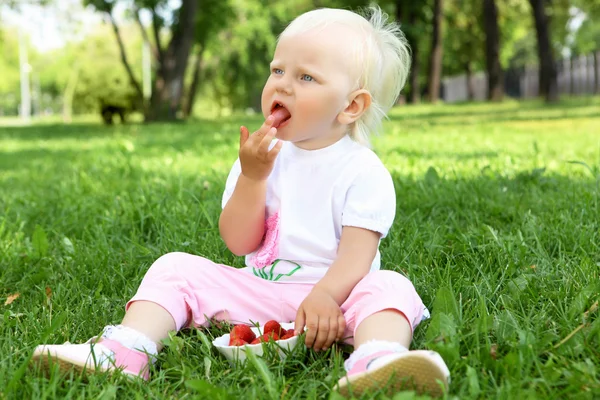 Petite fille aux fraises en plein air — Photo