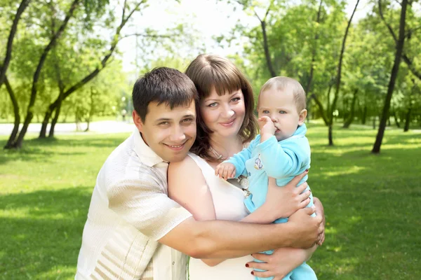 Parkta birlikte genç aile — Stok fotoğraf
