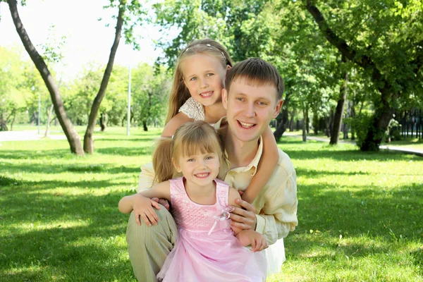 Отец с двумя дочерьми снаружи — стоковое фото