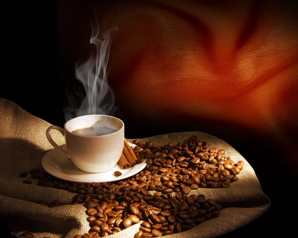 Bir fincan dumanı üstünde kahve. — Stok fotoğraf