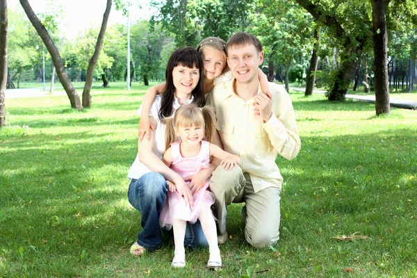 Rodina spolu v parku — Stock fotografie