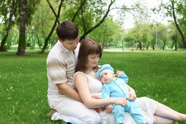 Jeune famille ensemble dans le parc — Photo