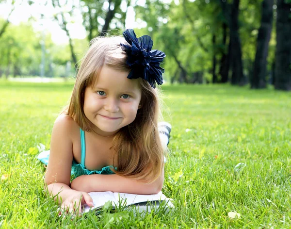 少女が公園で本を読んでの肖像画 — ストック写真