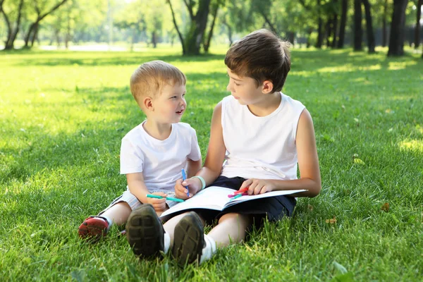 孩子在公园读一本书 — 图库照片