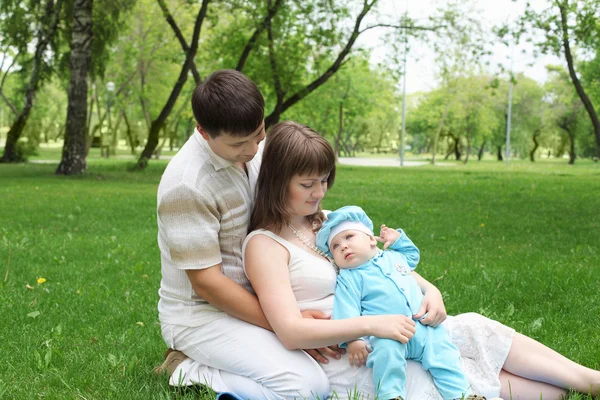 Ung familj tillsammans i parken — Stockfoto