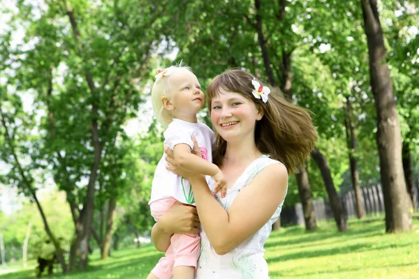 Matka s její dcerou venku — Stock fotografie