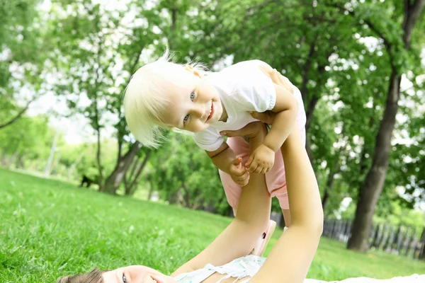 Madre con su hija al aire libre — Foto de Stock