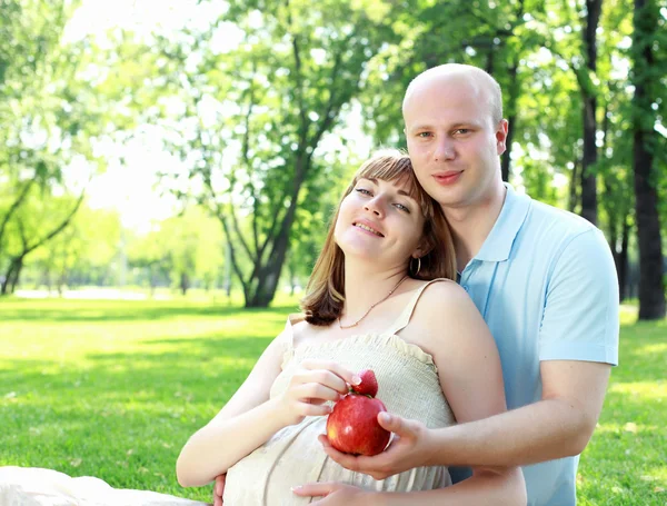 年轻夫妇在公园野餐 — 图库照片