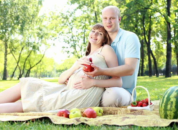 公園でピクニック中の若いカップルは — ストック写真