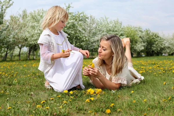 Parkta anne ile kız — Stok fotoğraf