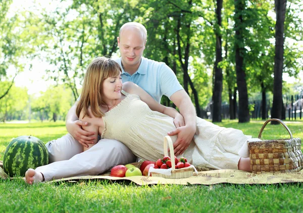 Junges Paar beim Picknick im Park — Stockfoto