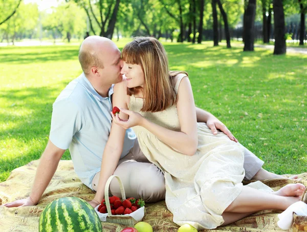 Ungt par på picknick i parken — Stockfoto