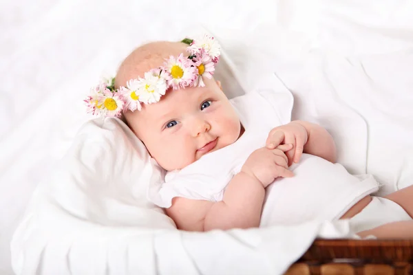 Çelenk ile bebek portresi — Stok fotoğraf