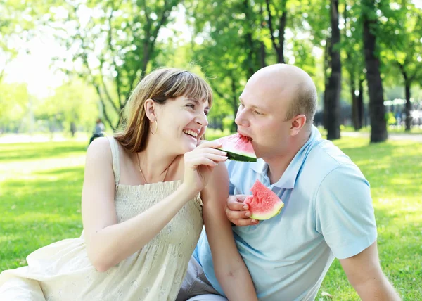 Jeune couple en pique-nique dans le parc — Photo