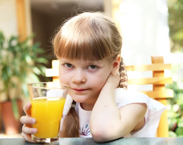 Retrato de niña con zumo de naranja —  Fotos de Stock