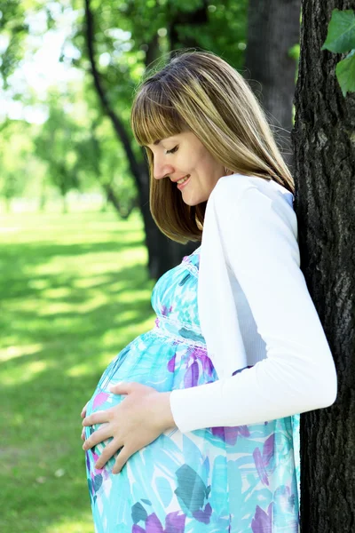 Porträtt av ung gravid kvinna — Stockfoto
