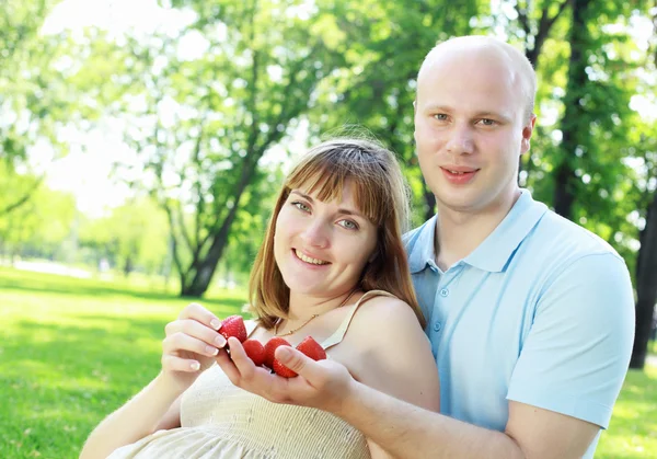 Giovane coppia in picnic nel parco — Foto Stock