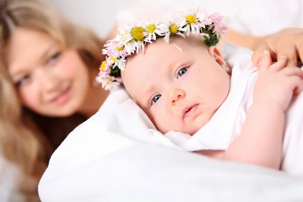 Portret van een jonge moeder en baby — Stockfoto
