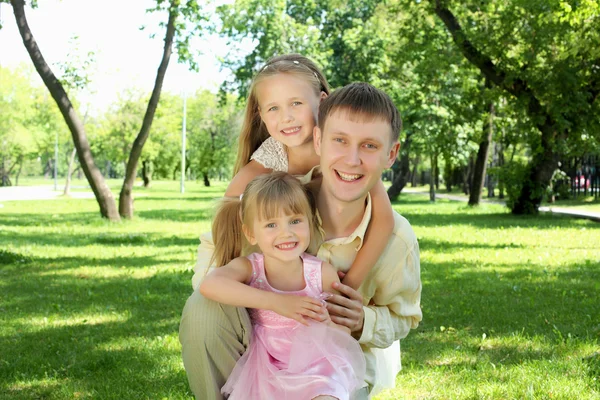 Padre con due figlie fuori — Foto Stock
