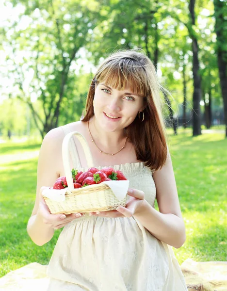 草莓户外的年轻女人 — 图库照片