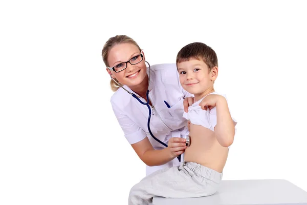 Médico haciendo un examen médico a un niño — Foto de Stock