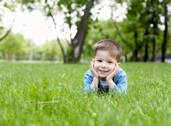 Портрет маленького мальчика на улице — стоковое фото
