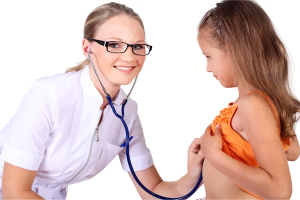 Médico haciendo un examen médico a un niño —  Fotos de Stock