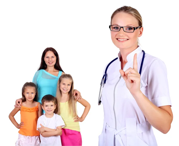 Läkare och familj med barn — Stockfoto