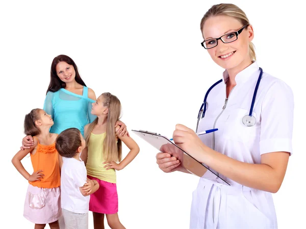 Läkare och familj med barn — Stockfoto
