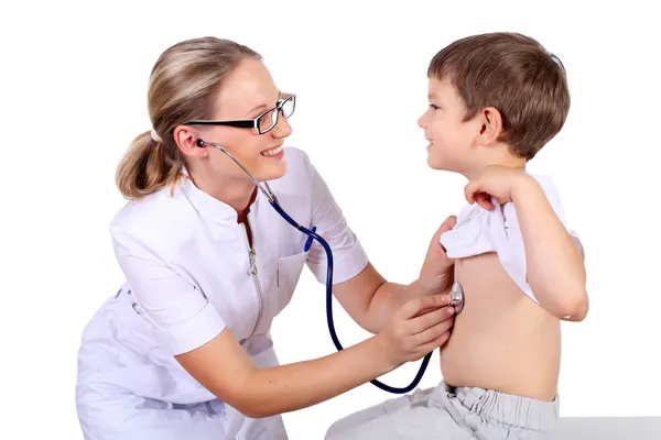 Médico haciendo un examen médico a un niño —  Fotos de Stock