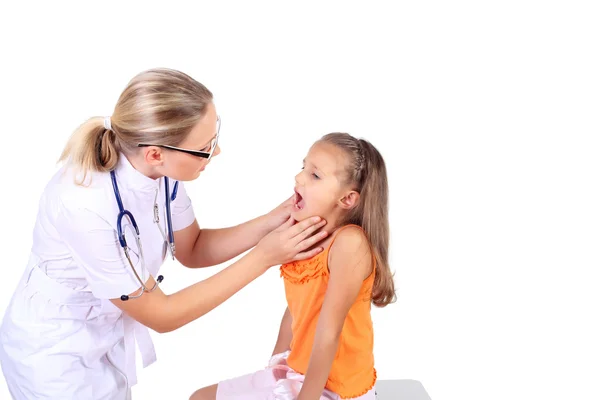 Médico fazendo exame médico a uma criança — Fotografia de Stock