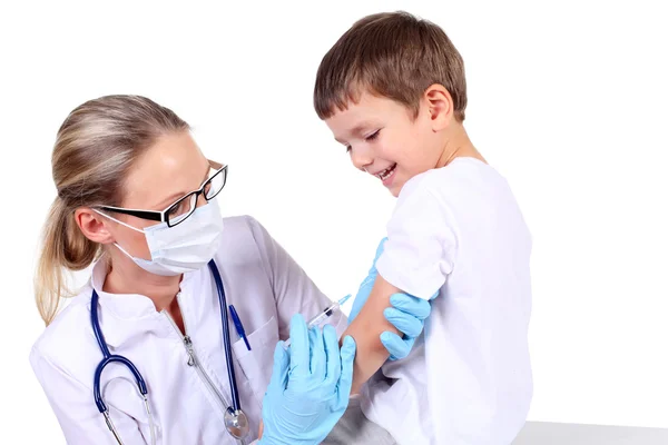 Lekarz robi wstrzyknięciu szczepionki dla dziecka — Zdjęcie stockowe