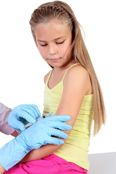 Médico haciendo la inyección de vacuna al niño — Foto de Stock