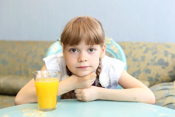 Retrato de menina com suco de laranja — Fotografia de Stock